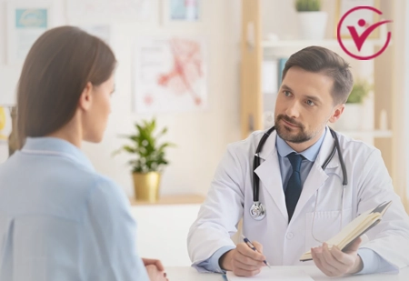 Врач проводит консультацию
